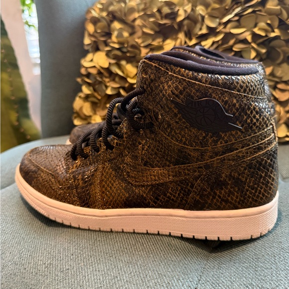 Nike Air Jordan 1 Retro High OG - Picture 3 of 7